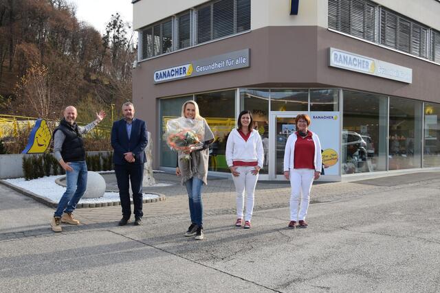 Ferdinand Ranacher, Bürgermeister Hannes Primus, Ingrid Schober sowie die Mitarbeiterinnen Hanifa Hrncic und Gabriele Plöck (von links) vor dem Geschäft in Wolfsberg