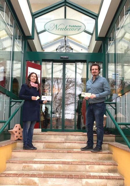 Melanie Eckhardt mit Gutscheinen vom Parkhotel Neubauer in Bad Sauerbrunn. | Foto: ÖVP MA
