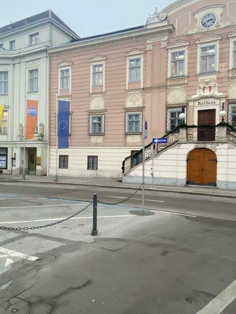 Orange Flagge vor dem Rathaus im Rahmen der UN Kampagne "Orange the World", die ein sichtbares Zeichen Gewalt gegen Frauen setzt.