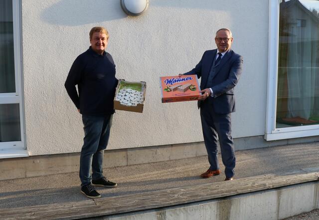 Johannes Schagerl (links), Leiter des Lebenshilfe Werkstätte Niederneukirchen, und Landtagspräsident Wolfgang Stanek .