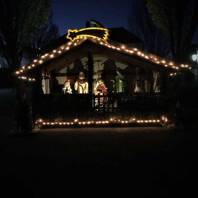 Die traditionelle Weihnachtskrippe der Hl. Familie auf dem Kirchenplatz.