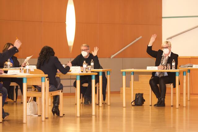 Abstimmung mit Handzeichen und Mund-Nasenschutz.
