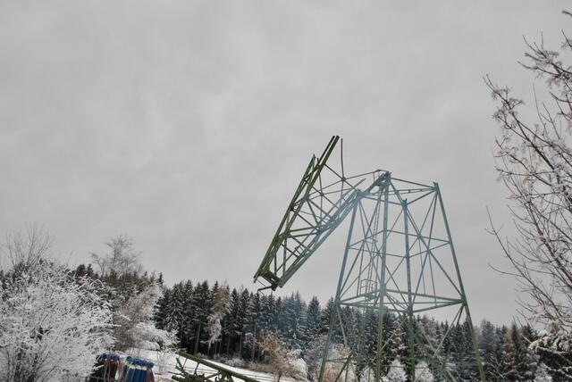 Die Stützen der alten Patscherkofelbahn werden abgerissen. | Foto: Olympia Golf Igls