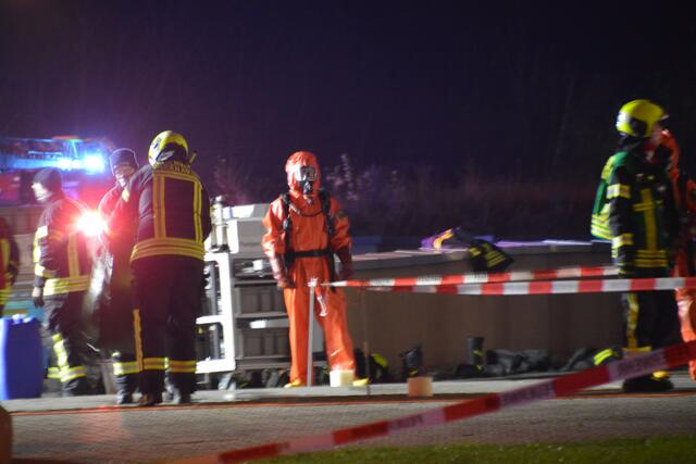 In Schutzanzügen gingen die Feuerwehrmänner in den Technikraum.  | Foto: Charlotte Titz