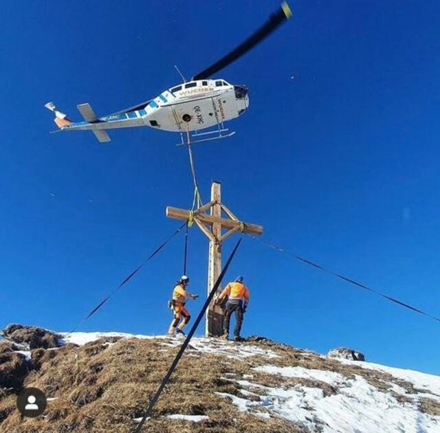 Mit einem Heli der Firma Wucher wurde das Gipfelkreuz an Ort und Stelle geflogen.