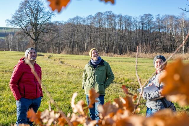 Andreas Hofer (Abteilung für Natur- und Umweltschutz in der Landesregierung),  Seppi Sigl (Trumer Privatbrauerei) und Elisabeth Ortner (Haus der Natur) im Naturschutzgebiet in Obertrum. | Foto: Günter Freund/wildbild