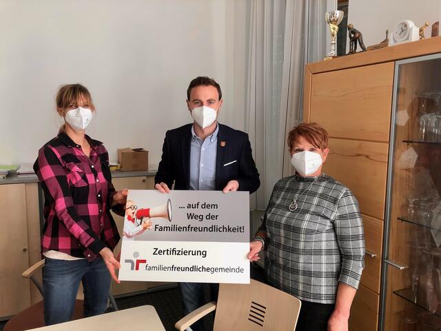 Auf dem besten Weg: Melanie Haider, Jochen Jance und Claudia Fasching nahmen das Zertifikat entgegen. | Foto: Marktgemeinde St. Barbara