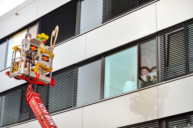 ROTE NASEN Clowns besuchen Patient*innen mittels Hebebühne im LKH Villach | Foto: Rote Nasen