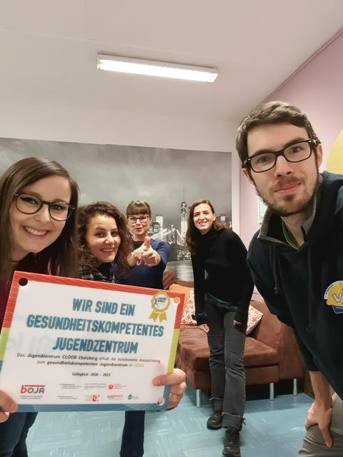Das Team des Jugendzentrums cloob freut sich über die Auszeichnung. | Foto: Verein Jugend und Freizeit