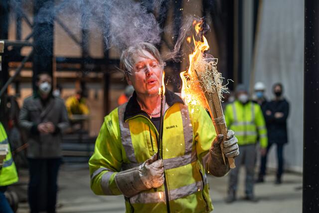 Sigi Wagner entfachte mittels einer Fackel und eines Ambosses das erste Feuer. | Foto: Bioenergie Edler