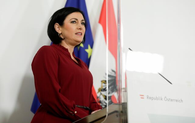 Die österreichischen Seilbahnen und Skigebiete dürfen am 24. Dezember wieder öffnen. Die Kapazität in geschlossenen Kabinen wird auf 50 Prozent reduziert, teilte Tourismusministerin Köstinger (ÖVP) mit.  | Foto: Andy Wenzel/bka