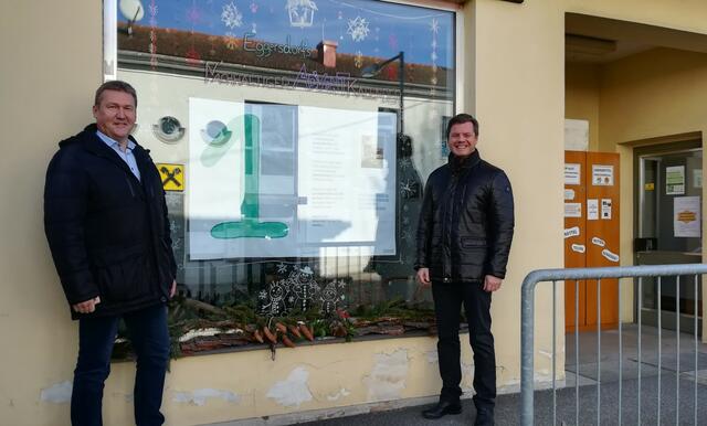 Eggersdorfs Bürgermeister Reinhard Pichler und Pfarrer Mario Offenbacher (v.l.) vor dem ersten Adventfenster. | Foto: Renate Sturm