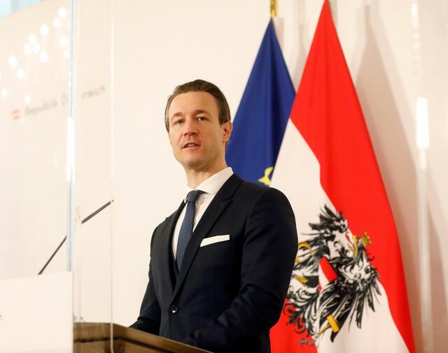 Geschlossene Betriebe erhalten für den verlängerten Umsatzersatz nur 50 Prozent, statt wie bisher 80 Prozent. Die Beantragung ist ab 16. Dezember via FinanzOnline möglich, teile Finanzminister Gernot Blümel (ÖVP) am Mittwoch mit. 
 | Foto: Dragan Tatic/BKA