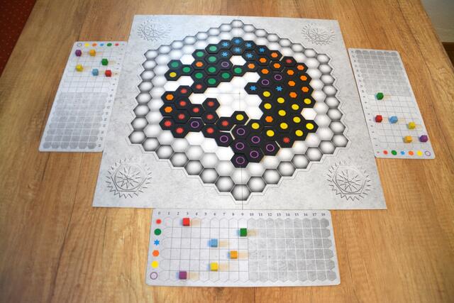 Je mehr gleiche Farbsymbole nebeneinander auf dem Spielplan aufliegen, desto mehr Punkte können die Spielenden erzielen. Dabei müssen sie darauf achten, dass keine Farbe zu kurz kommt und immer den Punktestand der Mitspielenden im Auge behalten. 