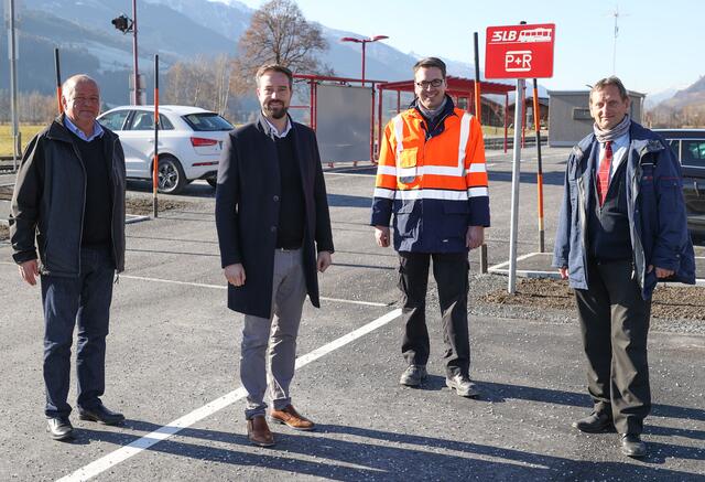 Piesendorfs Bürgermeister Johann Warter, Landesrat Stefan Schnöll, Thomas Oberkalmsteiner und Dienststellenleiter Walter Stramitzer (beide von der Pinzgauer Lokalbahn) bei der Haltestelle in Piesendorf. 39 neue Pkw-Abstellplätze und 18 für Räder sind hier entstanden. | Foto: Land Salzburg/Neumayr