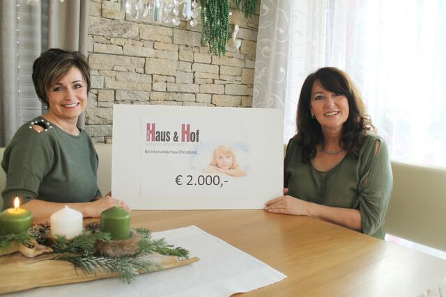 Bettina Kepplinger (l.) und Petronella Prammer (r.) von der Firma Haus und Hof PPR OG haben 2.000 Euro gespendet.