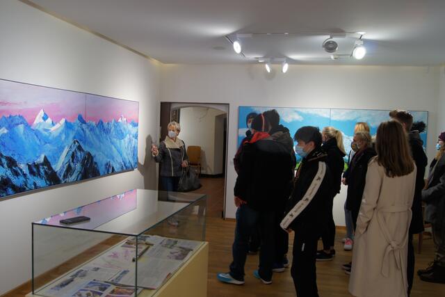 Helene Maria Schorn führt die 4.E der HBLW Saalfelden persönlich durch die Ausstellung im Museum Ritzen     
Foto: Robert Kalss