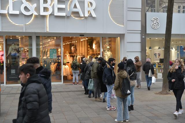 Um Massenaufläufe in Shoppingcentern oder Möbelhäusern – wie teils vor Beginn des Lockdowns – zu vermeiden, braucht es Sicherheitskontrollen, wie Vizekanzler Kogler unlängst erklärte. Auch in Strafen sind im Gespräch. | Foto: Spitzauer