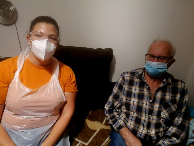 Lisa Kerbaumsteiner kommt regelmäßig zu Leopold Böckl aus Großraming, der sich über die Abwechslung durch die Caritas-Mitarbeiterin freut. 
 | Foto: Caritas