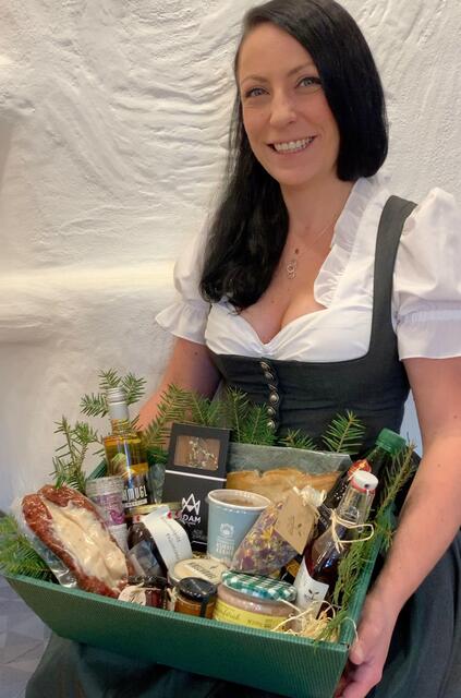 Gründerin Claudia Lembach mit einem ihrer Genuss-Körbe.