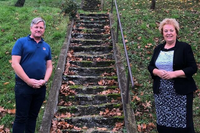 Kellerstöckl-Vermarkter Rainer Karbon (Firma Novasol) und Landtagspräsidentin Verena Dunst begrüßen die neue Förderrichtlinie. | Foto: Büro Dunst