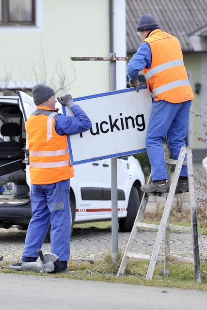 Das Aus für "Fucking": Die Ortsschilder der Ortschaft in Tarsdorf wurden bereits ausgetauscht.  | Foto: Manfred Fesl