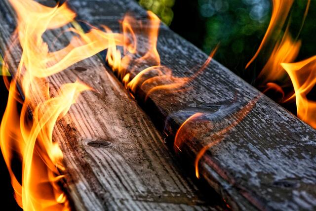 In der Zwischendecke eines Wohnhauses in St. Veit kam es zum Brand.