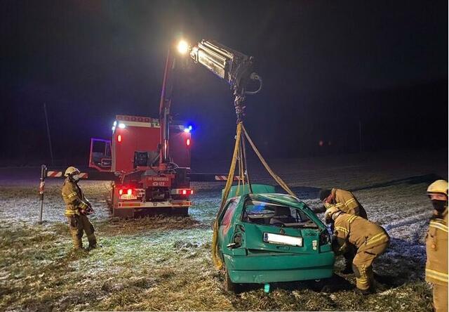 Gemeinsam mit der Feuerwehr Mariapfarr führten die Feuerwehr-Kameraden aus Tamsweg die Fahrzeugbergung mittels Kran durch.