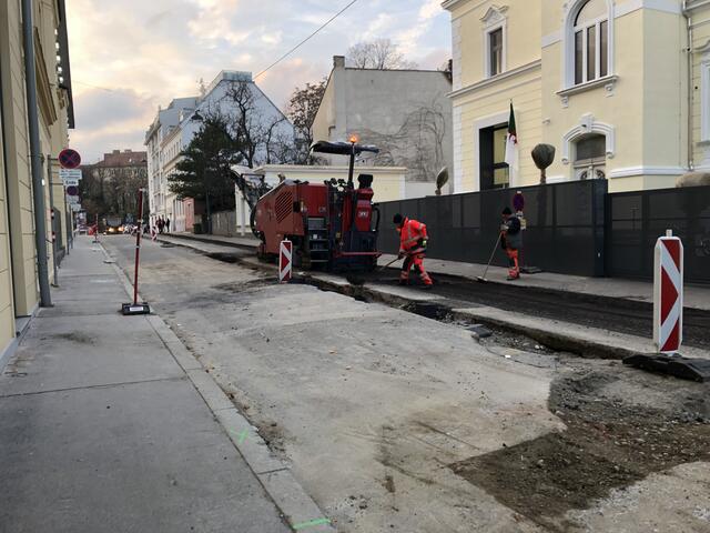 Die Bauarbeiter rückten mit schwerem Gerät an, die Schaufeln kamen aber trotzdem zum Einsatz.