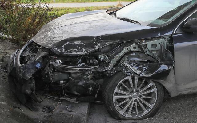 Bei der Abfahrt von der B137 krachten vermutlich nach einer Vorrangverletzung zwei Autos ineinander. Beide Lenker blieben unverletzt, ihr Fahrzeuge waren jedoch demoliert.  | Foto: Danny Jodts / zema-medien.de