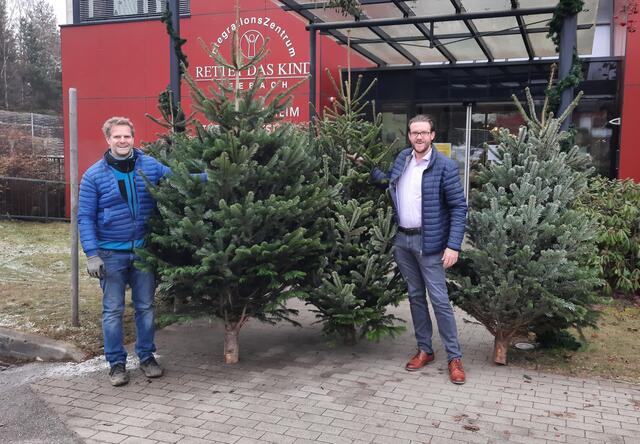 Karl Winkler übergab Joachim Zmölnig vier Christbäume.