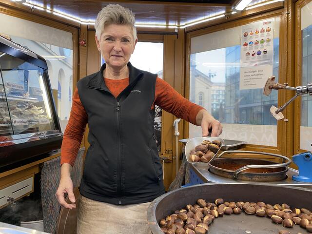 Jeden Tag verkauft Eleonore Wögerbauer im Winter an der Landstraße Maroni und gebrannte Nüsse. | Foto: BRS/Gschwandtner