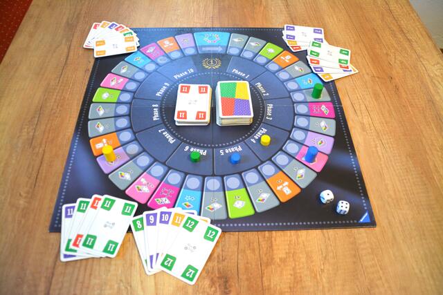 In den maximal 10 zu durchlaufenden Phasen müssen die Spieler bestimmte Kartenkombinationen sammeln. Diese können Zahlenreihenfolgen, gleiche Zahlen oder Karten gleicher Farbe sein. Die Regeln für das Aufnehmen werden durch Aktionsfelder auf dem Spielplan festgelegt. 