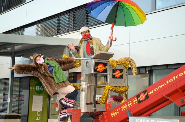 ROTE NASEN Clowns besuchen Patient*innen mittels Hebebühne im LKH Villach
 | Foto: Rote Nasen