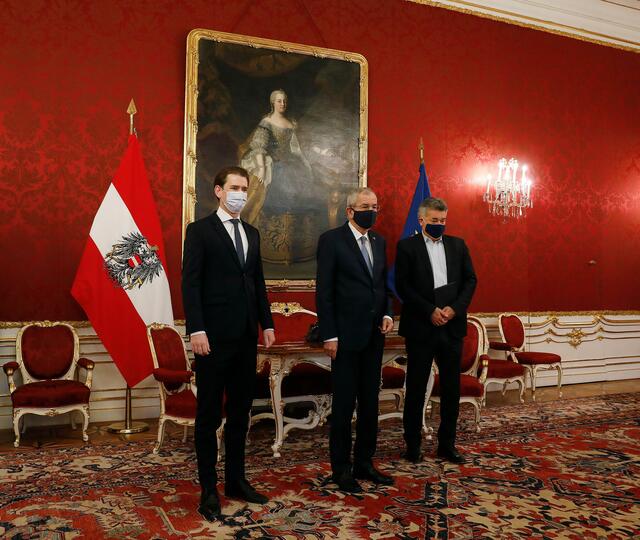 Am Mittwoch stellten Bundeskanzler Kurz und Vizekanzler Kogler Bundespräsident Alexander Van der Bellen ihre Pläne der Öffnungsschritte vor.  | Foto: bka/Tatic