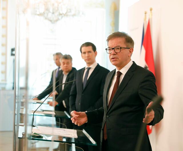 Der Handel und Pflichtschulen öffnen wieder. Aber nur behutsam, um nicht den sinkenden Trend der Infektionen zu gefährden. Die Spitäler brauchen Kapazitäten, damit sie aufgeschobene Operationen durchführen können, sagte Gesundheitsminister Anschober. | Foto: bka/Tatic