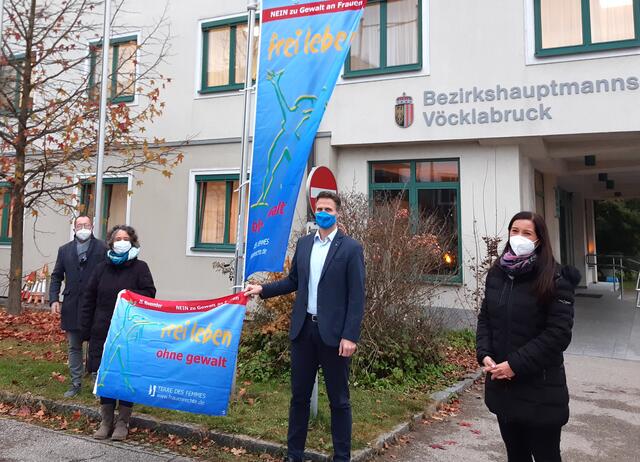 Norbert Winter (Kinderschutzzentrum Impuls), Michaela Hirsch (Frauenhaus Vöcklabruck), Bezirkshauptmann Johannes Beer, Maria Groß-Fitzinger (Opferschutzgruppe Salzkammergut-Klinikum, v.l.). | Foto: Fraunbaum