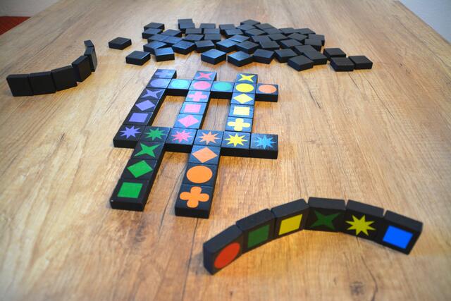 Mit Hilfe von 36 in Farbe und Form unterschiedlichen Steinen werden Punkte gesammelt. Wer es schafft 6 Steine in eine Reihe zu legen, der hat einen "Qwirkle" gelegt und erhält 6 Bonuspunkte. Damit das Anlegen kein Kinderspiel wird, muss nach bestimmten Regeln gespielt werden. 