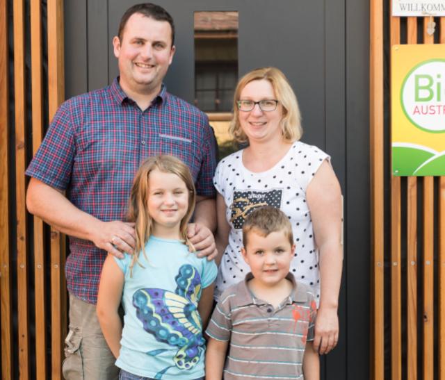 Karin und Josef Wellinger mit ihren beiden Kindern vom Biohof Hanserl in Buch | Foto: Josef Wellinger