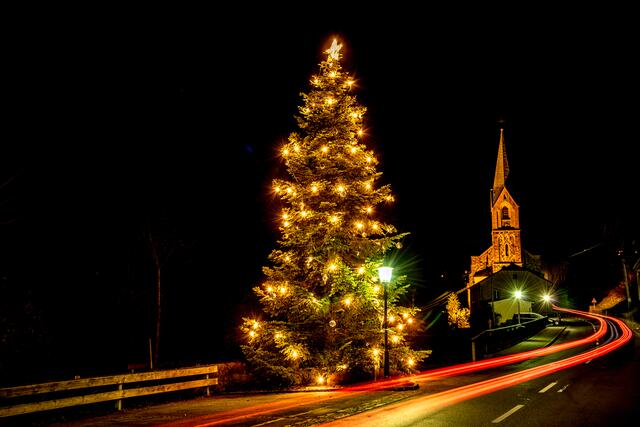 Die JVP Vichtenstein hat nicht nur den heurigen Weihnachtsbaum am Ortsplatz aufgestellt, sondern auch eine Spendenaktion für die Kinderkrebshilfe ins Leben gerufen.