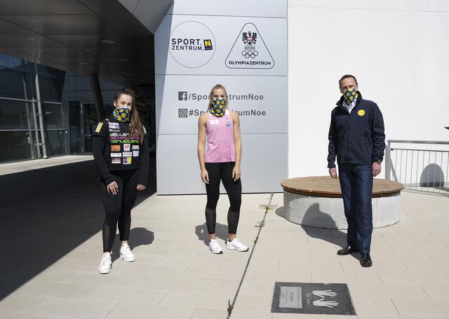 Sarah Fischer, Ivona Dadic und Sportlandesrat Jochen Danninger