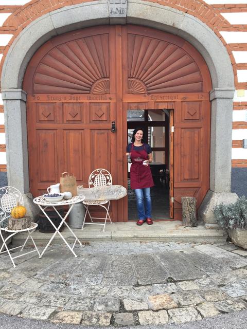 Eva Wartlik vor Ihrem Biohof. Ihre Spezialität ist der Speck vom Mangalitzschwein | Foto: Eva Wartlik