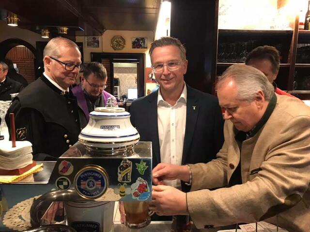 Bei den Bockbieranstichen legte Peter Pötscher (r.) immer selbst Hand an und war ein Wirt durch und durch.