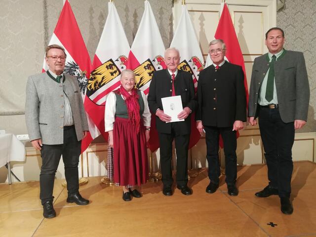 Karl Klaffenböck (Mitte) und eine Delegation aus Münzkirchen nahmen die Ehrung im Oktober entgegen.
