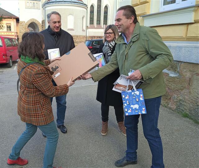 Große Freude bei der Packerlübergabe | Foto: Musikschule Oberes Wiental