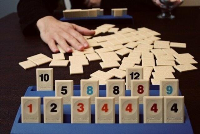 An sich ist Rummikub einfach: Jeder Spieler erhält 14 Spielsteine zu Beginn und muss diese nur in Gruppen oder Reihen auf den Tisch ablegen. Allerdings ist es auf den zweiten Blick doch lohnenswert gründlicher über Ablegemöglichkeiten nachzudenken. Von einfach bis knifflig.