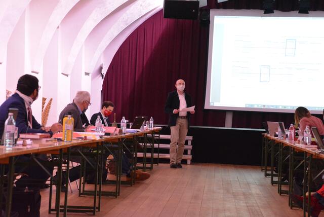 Alois Heiss zeigt die Details des Voranschlages über Beamer. | Foto: Karin Kerzner