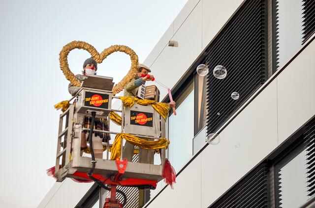 ROTE NASEN Clowns besuchen Patient*innen mittels Hebebühne im LKH Villach | Foto: Rote Nasen