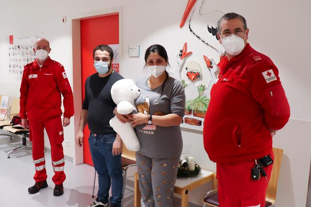V. l.: Sanitäter Klaus Kieslinger, Vater Abas, Mutter Mari, Sanitäter Friedrich Radler