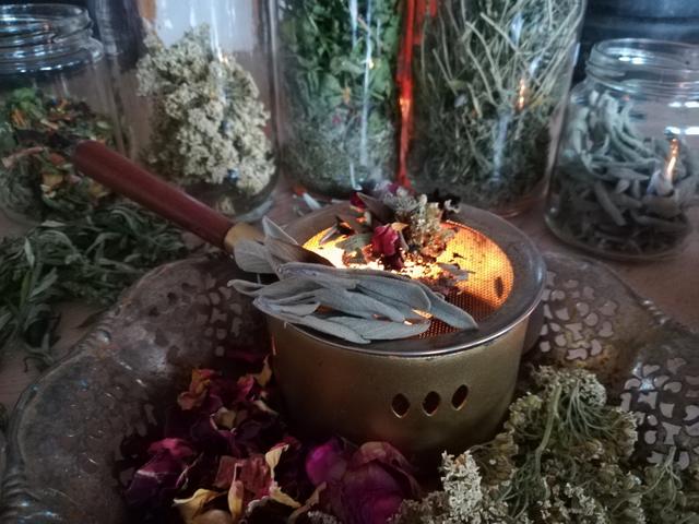 Räuchern mit heimischen Kräutern. | Foto: Roswitha Brenner